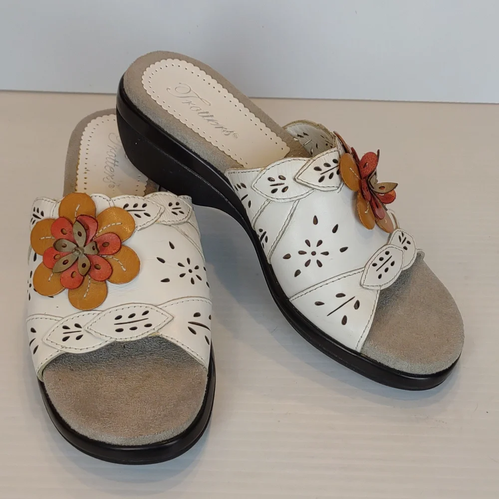 Trotters White Leather Cutout OpenToe Wedge Platform Slide Leather Flower Narrow